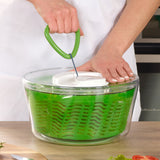 Grüne Salatschleuder Easy Spin 2 von Zyliss, 20 cm Durchmesser, zeigt die Drehfunktion und innovative Salatwaschmethode.