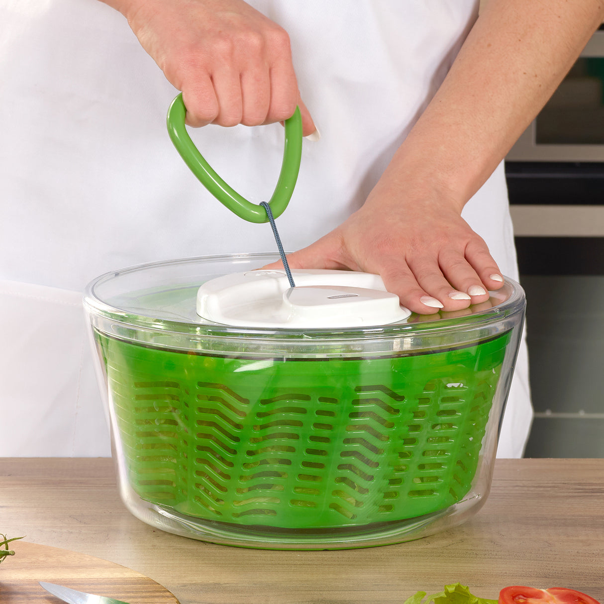 Grüne Salatschleuder Easy Spin 2 von Zyliss, 26 cm Durchmesser, mit rotierendem Korb zum Waschen und Trocknen von Salat.