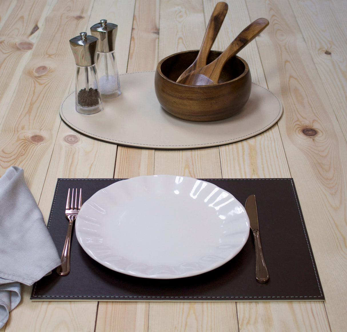 Rechteckiges Platzset in Schokobraun und Creme von FREEFORM, mit stilvollem Design für den Esstisch.