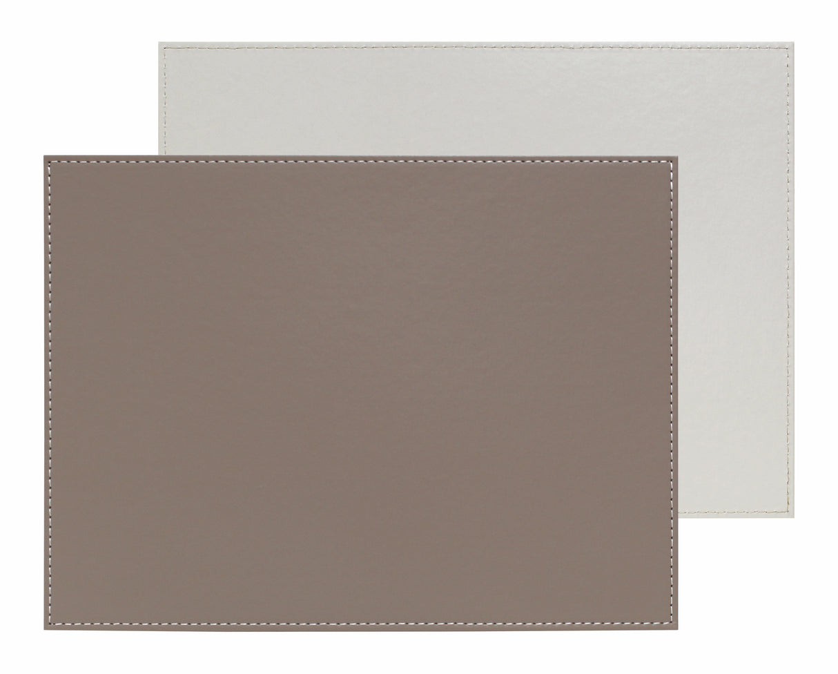 Rechteckiges Platzset in Taupe und Weiß von FREEFORM, Baumwollstoff mit stilvollem Design, für gedeckte Tische.