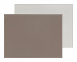 Rechteckiges Platzset in Taupe und Weiß von FREEFORM, Baumwollstoff mit stilvollem Design, für gedeckte Tische.