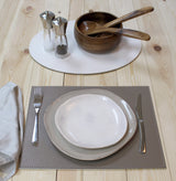 Rechteckiges Platzset in Taupe und Weiß von FREEFORM, Stoff mit stilvollem Design, für elegante Tischeinrichtung