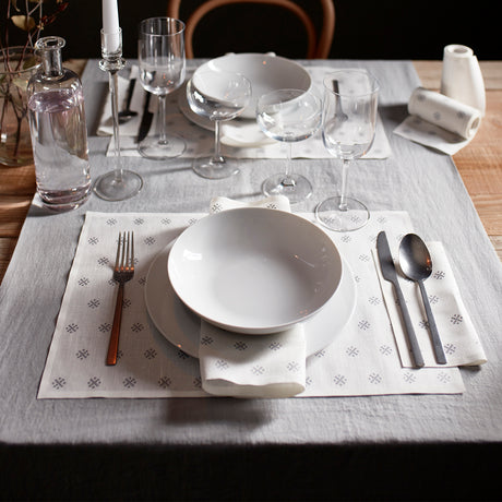Silberne Servietten und Tischset mit Sternenmuster von MY DRAP, in drei Varianten, für festliche Tischdekorationen.
