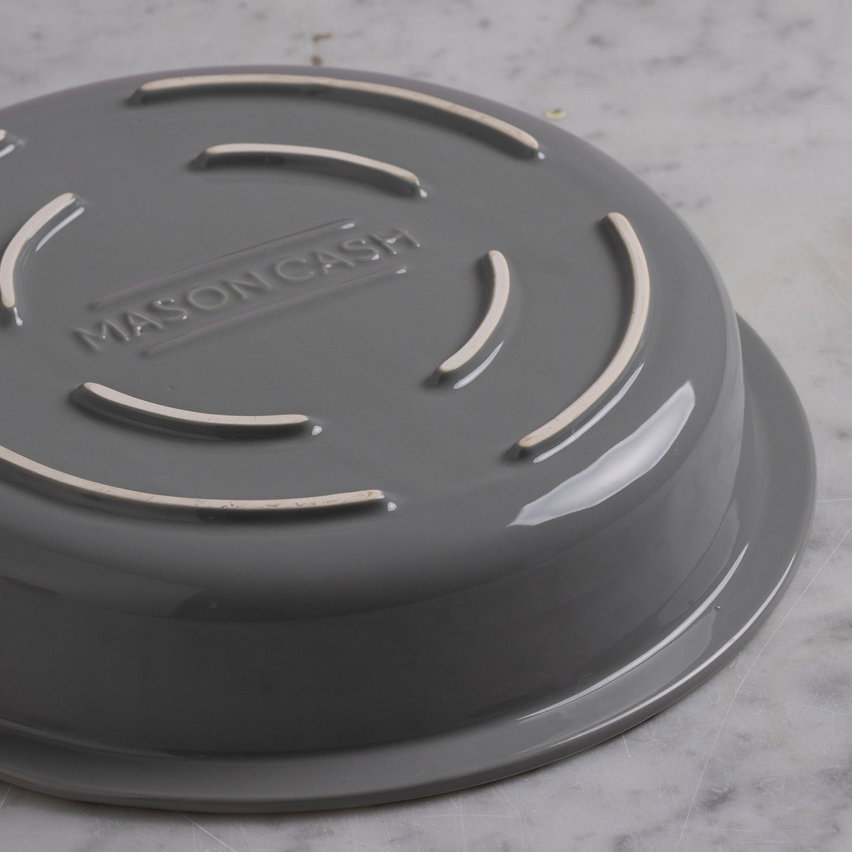 Mason Cash Kuchen-Auflaufform aus Keramik, 29 cm, mit traditionellem Design für Back- und Ofengerichte.