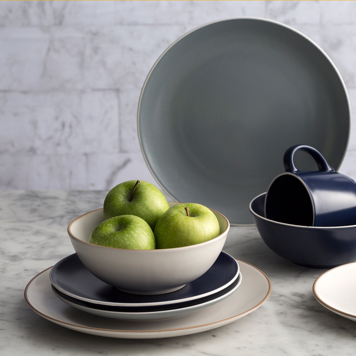 12-teiliges Mason Cash Tafel-Service aus der Classic Collection in drei Farben, mit Teller- und Schüssel-Designs.