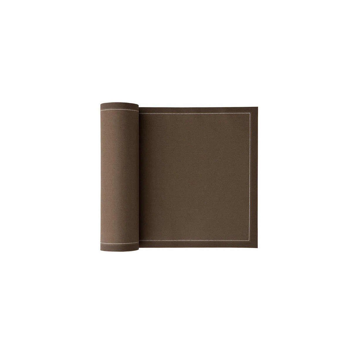 Taupe Servietten und Tischset von MY DRAP, elegante Tischdekoration in vier Varianten, geordnet auf einem gedeckten Tisch.