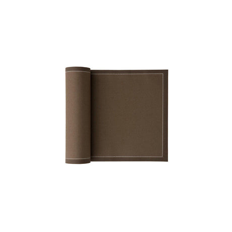 Taupe Servietten und Tischset von MY DRAP, elegante Tischdekoration in vier Varianten, geordnet auf einem gedeckten Tisch.