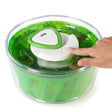 Grüne Zyliss Easy Spin 2 Salatschleuder mit 26 cm Durchmesser und Druckknopf, zum Waschen und Trocknen von Salat.