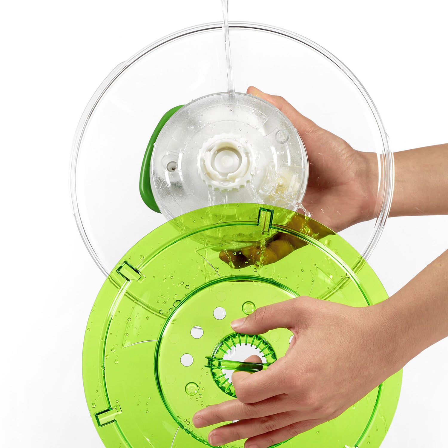 Grüner Zyliss Easy Spin 2 Salatschleuder mit 20 cm Durchmesser, in Gebrauch, zeigt frisches Salat in der Schüssel