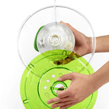 Grüner Zyliss Easy Spin 2 Salatschleuder mit 20 cm Durchmesser, in Gebrauch, zeigt frisches Salat in der Schüssel