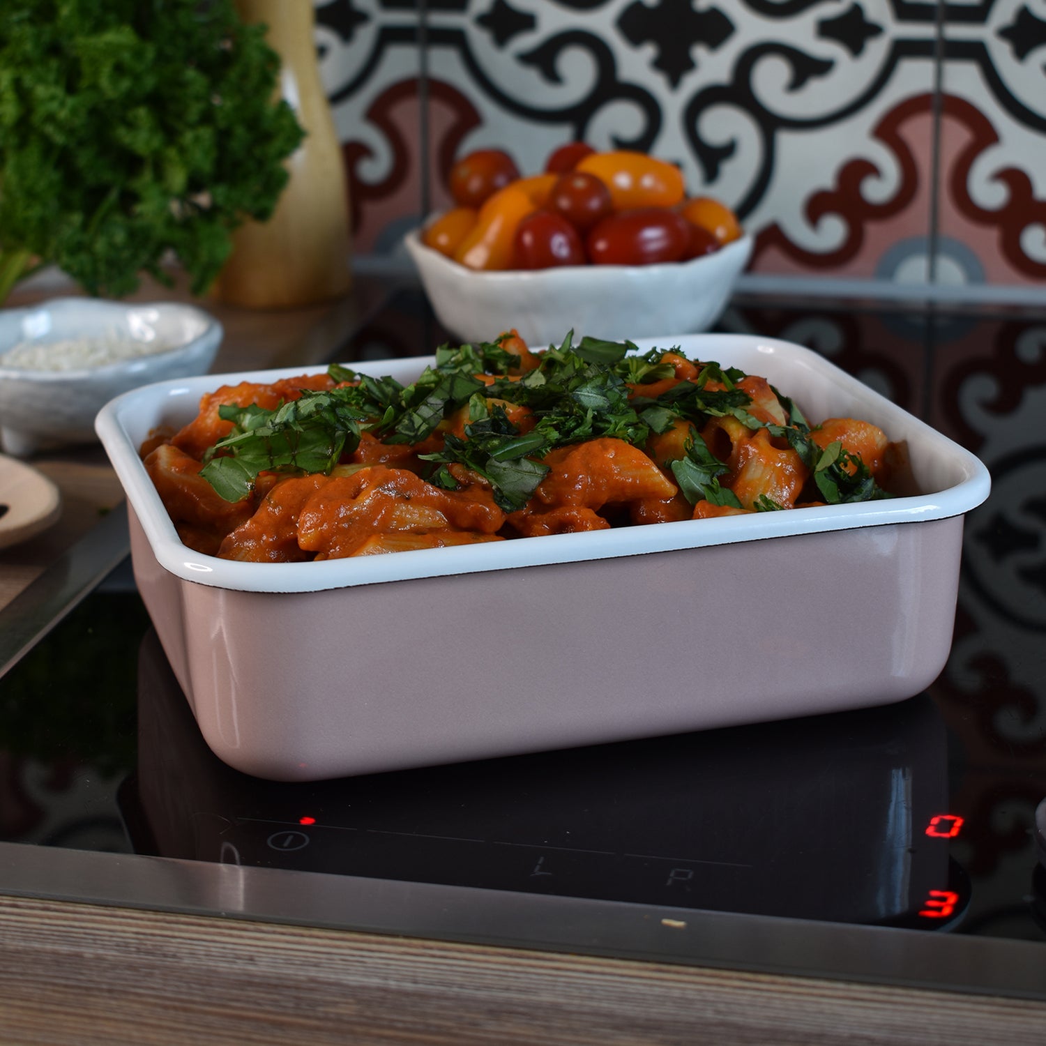 HoneyWare Emaille Frischhaltedose in Grau, 0,74L, ideal für Lebensmittel wie Tomaten und Pasta, flache Form, langlebig und stilvoll