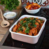 HoneyWare Emaille Frischhaltedose in Grau L mit 1,35L, ideal für Lebensmittelaufbewahrung, abgebildet mit Tomaten und Penne.
