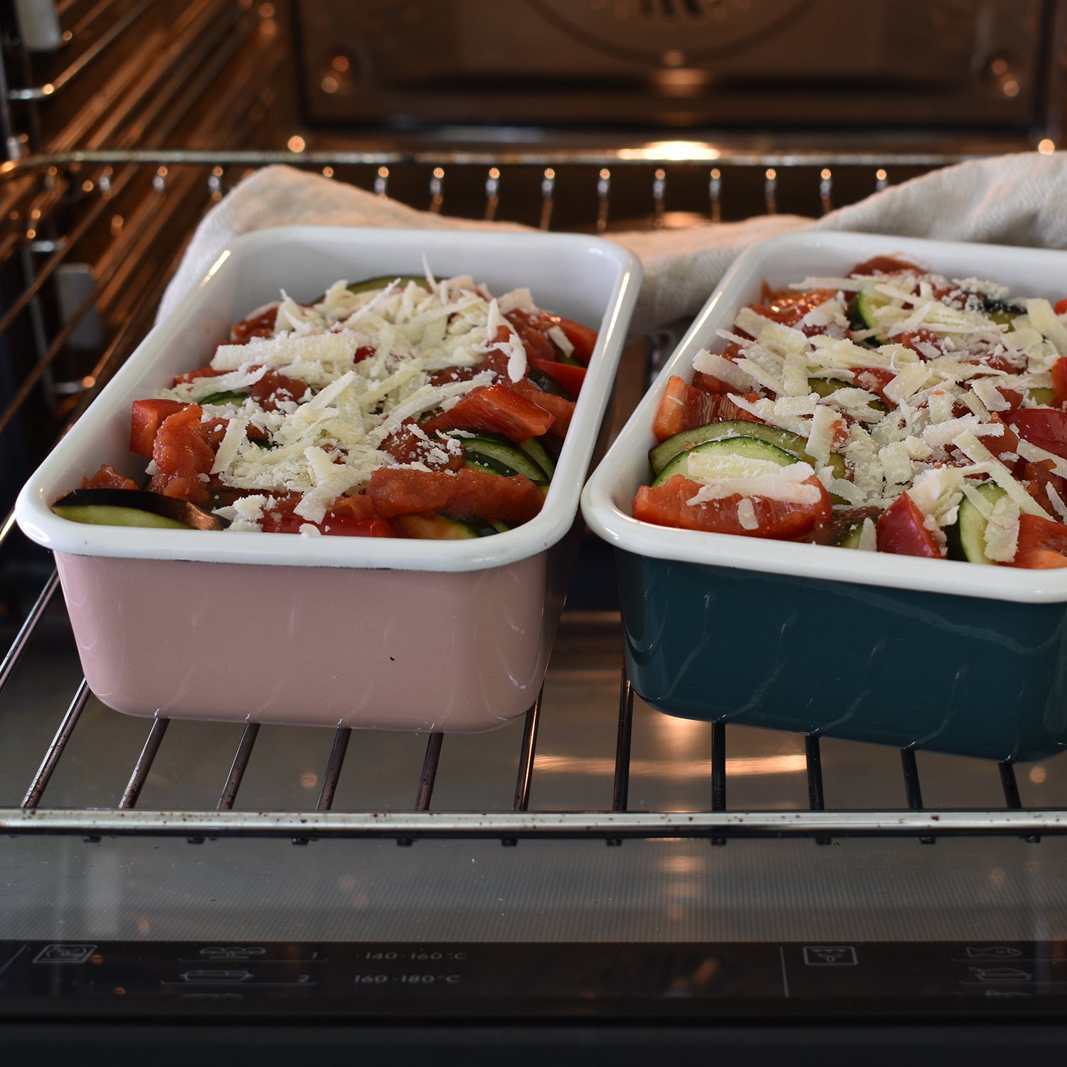 HoneyWare Color Line Emaille Frischhaltedose in Grau, mittel, 0,74L, mit Zucchini-Paprika-Auflauf im Backofen, close-up